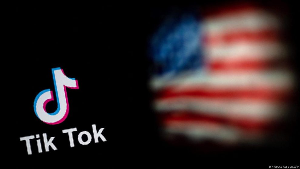 Logo de Tiktok con Bandera de EEUU