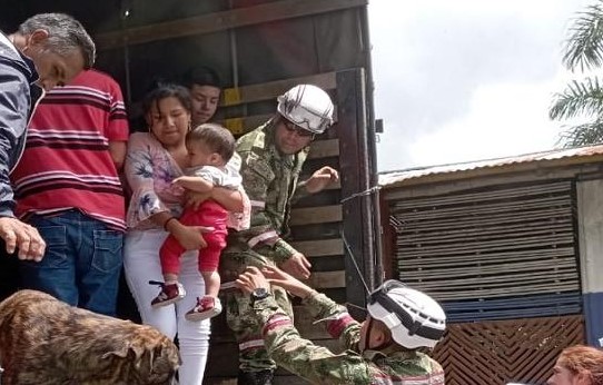 Van 88 personas evacuadas por Fuerza Aérea tras derrumbe en Cauca