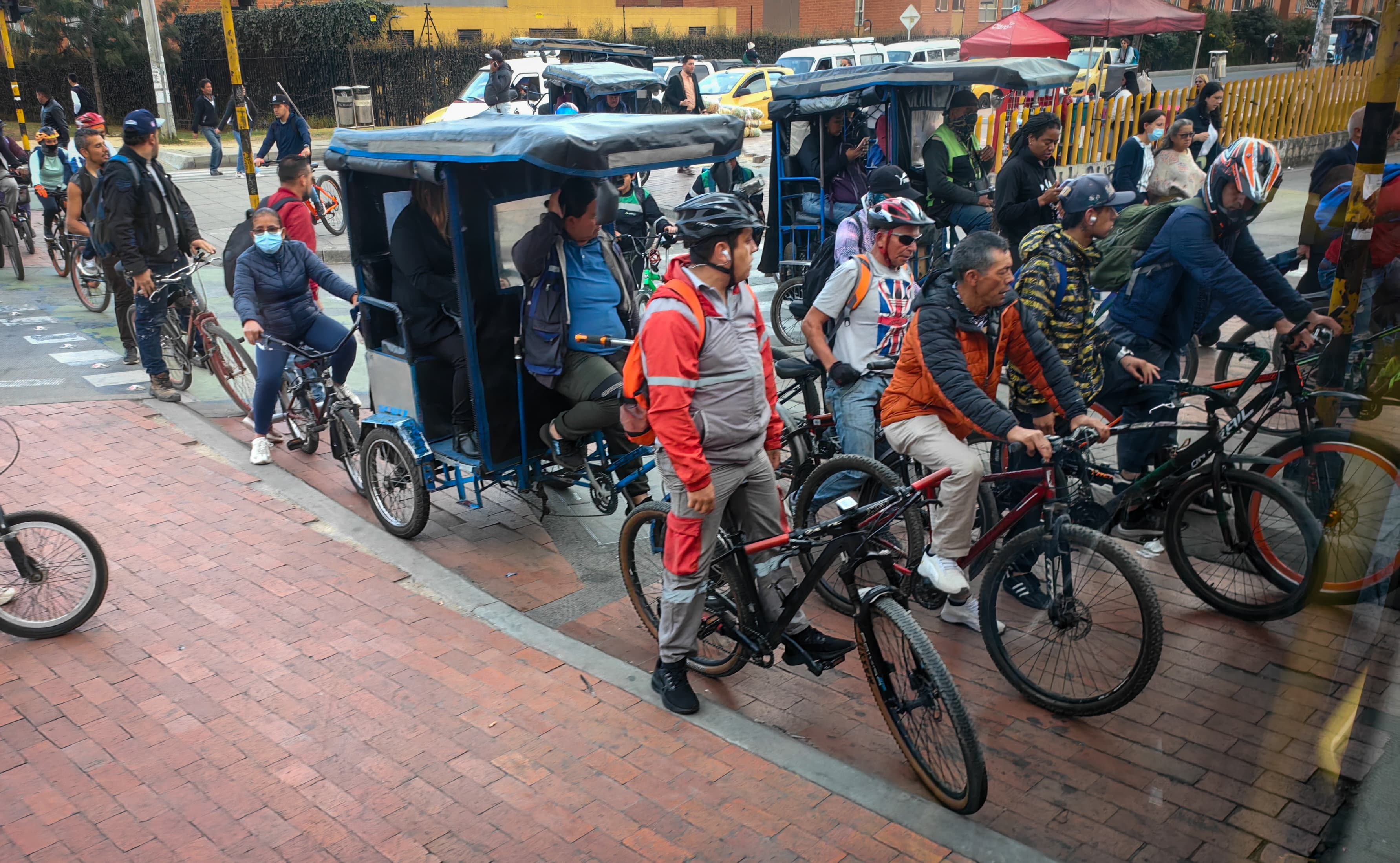 Ciudadanos movilizando en bicicleta