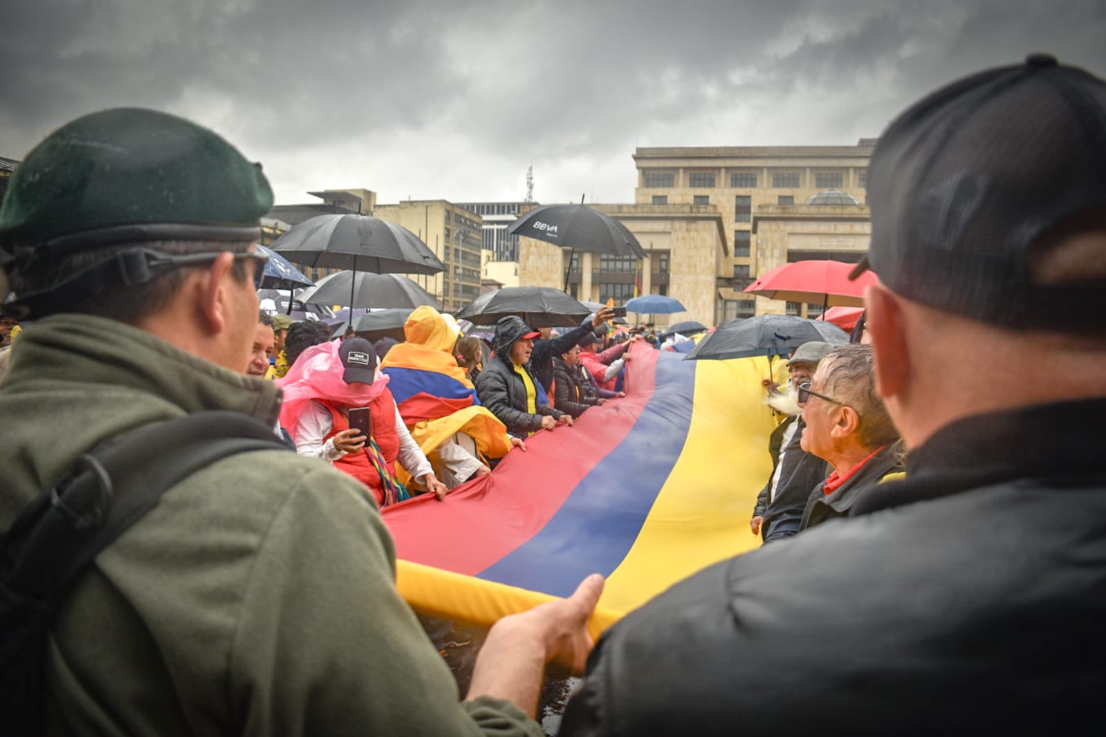 Manifestantes extendieron una bandera larga en la Plaza de Bolívar.
