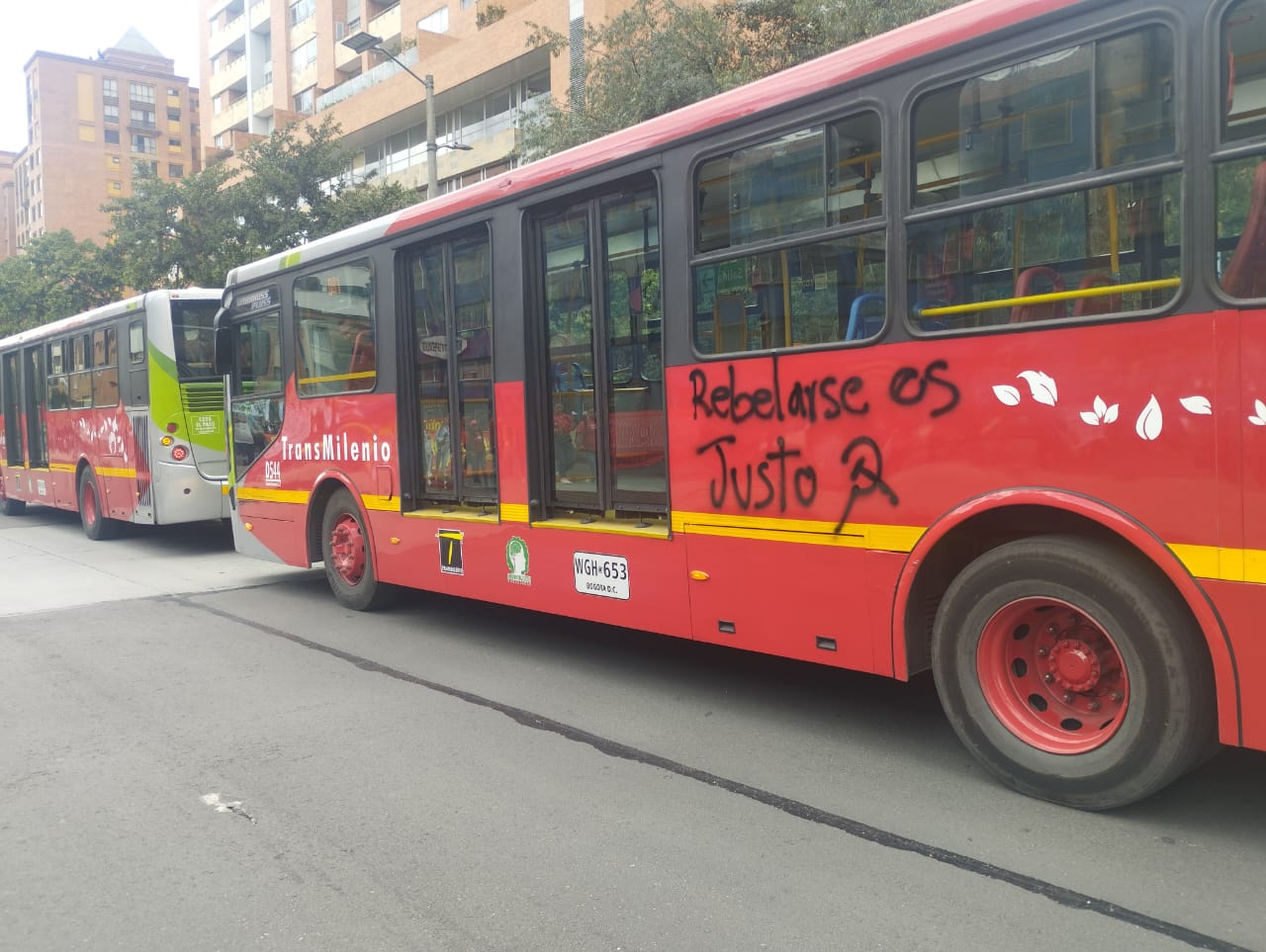 Bus de TransMilenio vandalizado durante marchas del Día del Trabajo