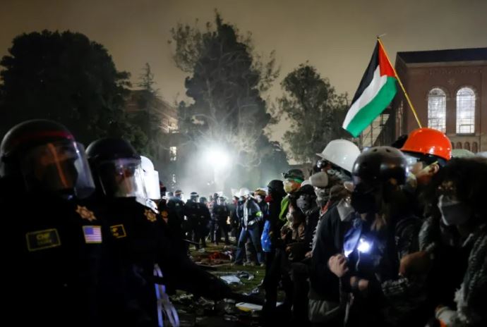Policía desmantela protestas en la Universidad de California
